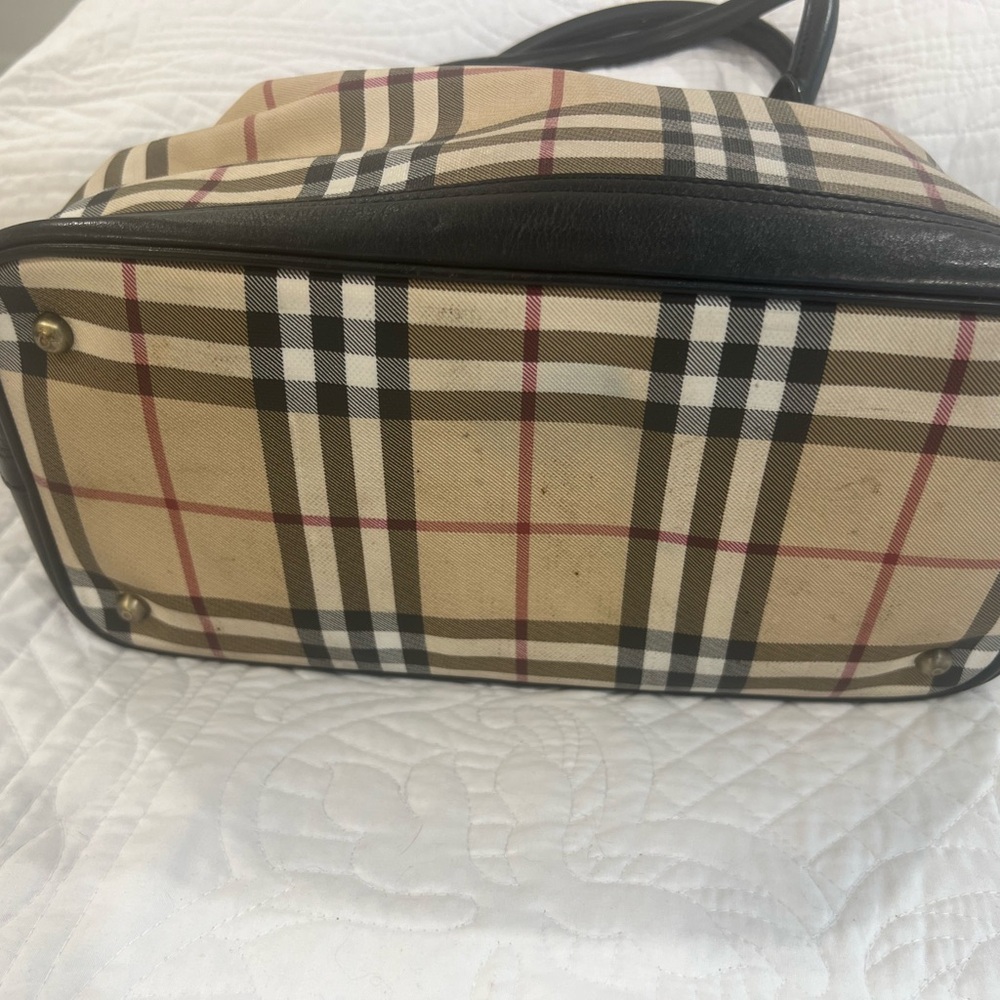 💄 Burberry Beige Check Canvas Tote with Black Leather Trim and Gold Hardware - Picture 4 of 14